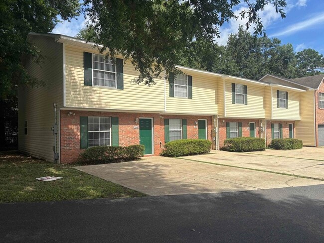 property at 3040 Camelliawood Cir E