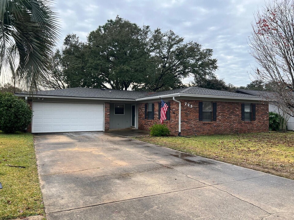 723 Clark Dr in Fort Walton Beach, FL - Building Photo