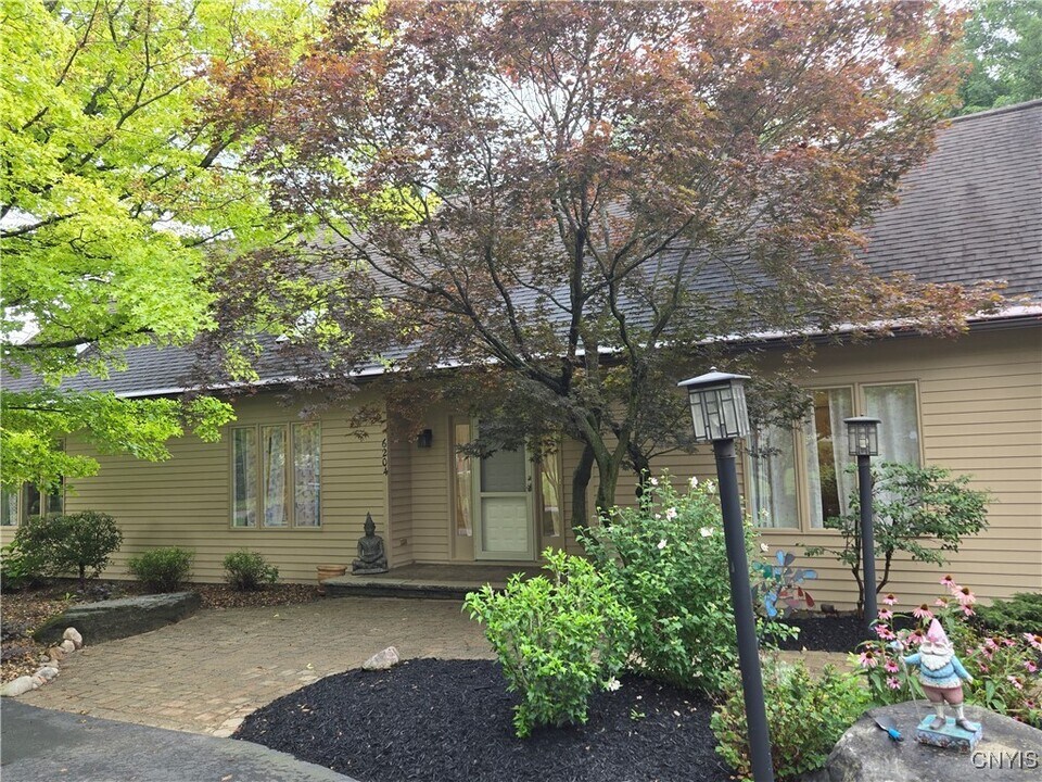 6204 Keystone Way in Jamesville, NY - Building Photo