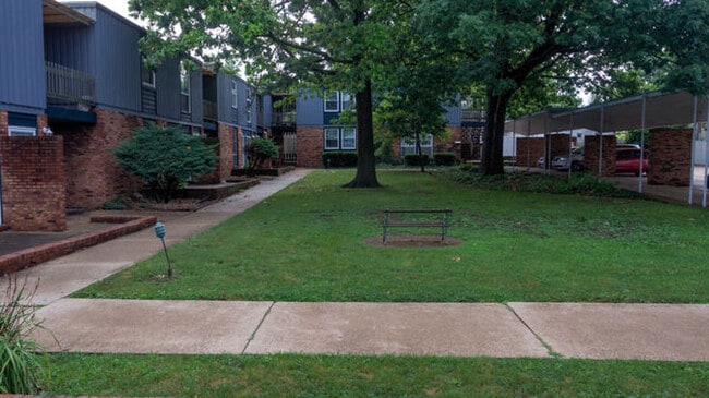 508 S Mattis Ave in Champaign, IL - Foto de edificio - Building Photo
