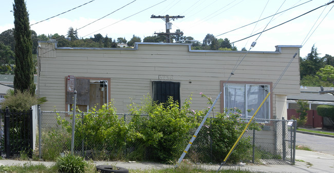 6736 MacArthur Blvd in Oakland, CA - Foto de edificio - Building Photo