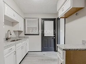 1956 Glenridge Dr in Indianapolis, IN - Foto de edificio - Building Photo