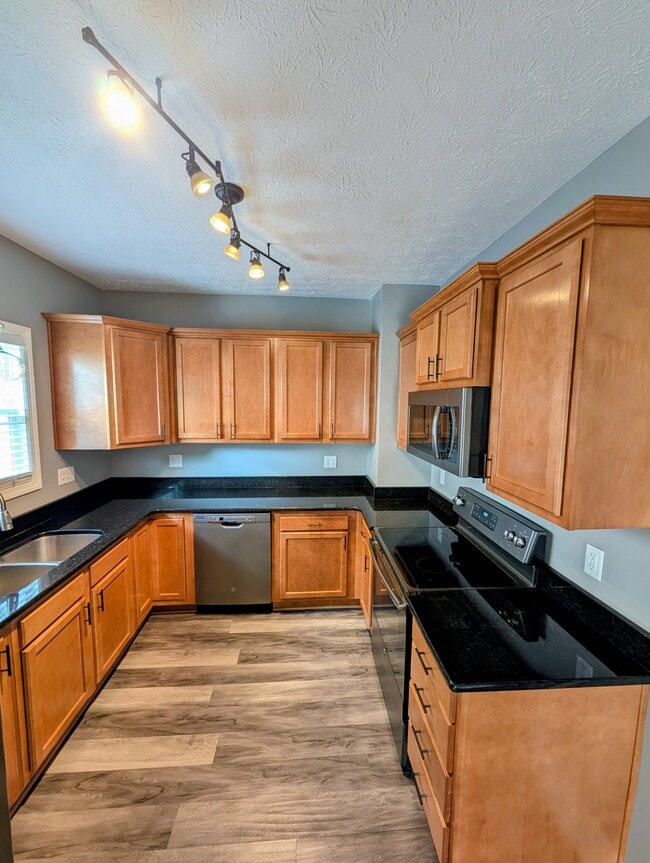 239 Bachtel St SE in North Canton, OH - Foto de edificio - Building Photo