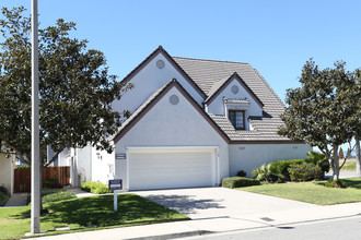 Stonebridge Townhomes in Oxnard, CA - Building Photo - Building Photo