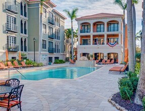 8010 Via Sardinia St in Estero, FL - Foto de edificio - Building Photo