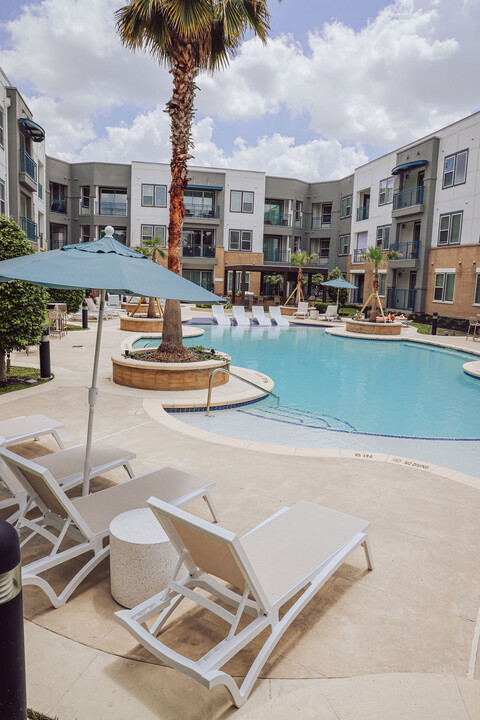 Flats on Tanglewilde in Houston, TX - Foto de edificio