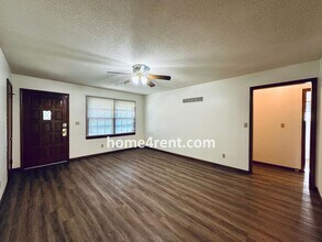 15013 E 46th St S in Independence, MO - Foto de edificio - Building Photo