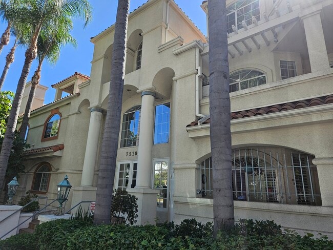 7218 Hillside Ave, Unit 307 in Los Angeles, CA - Building Photo - Building Photo