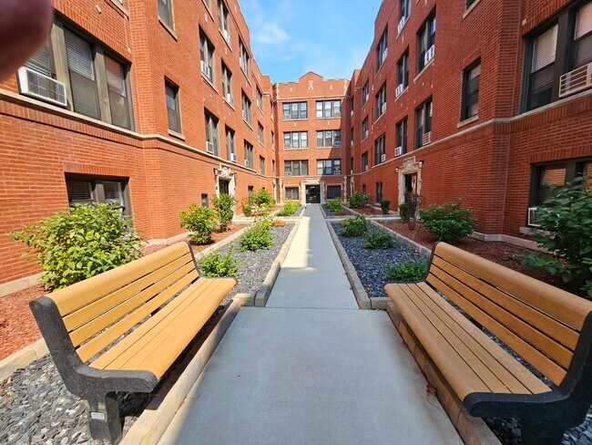 3931 N Janssen Ave, Unit 3943.5-3E