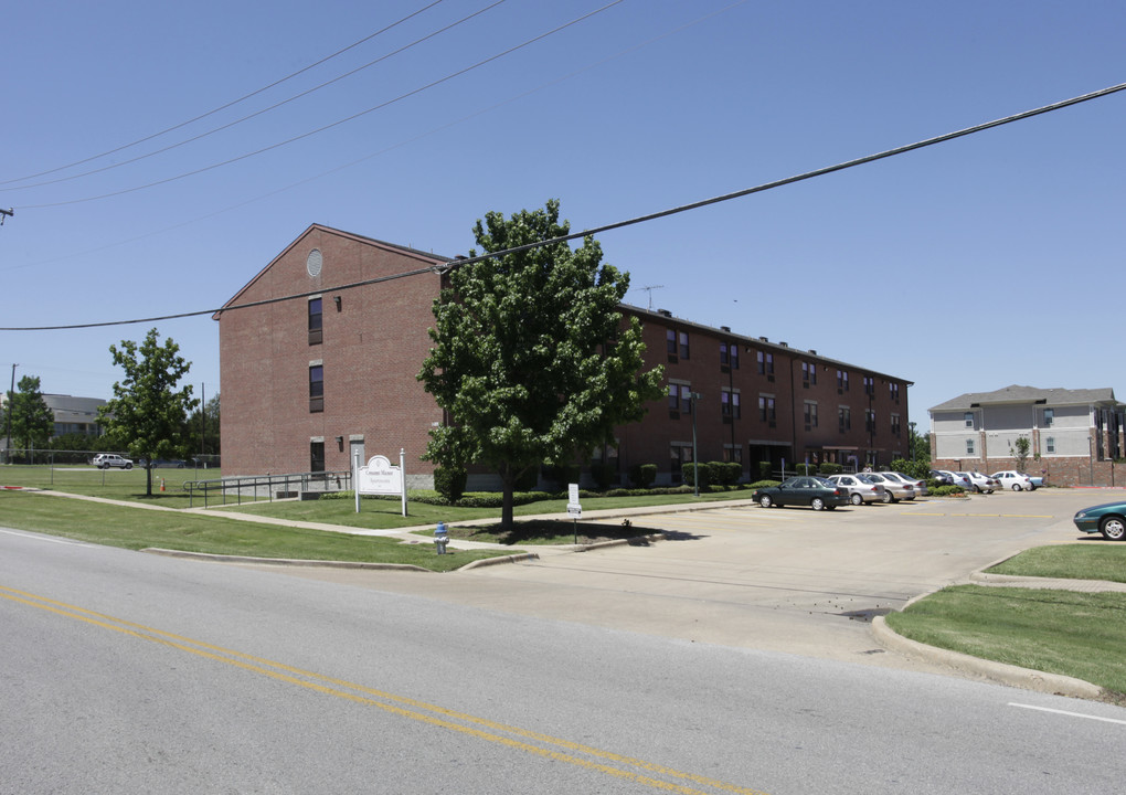 Crescent Manor Apartments in Mesquite, TX - Building Photo