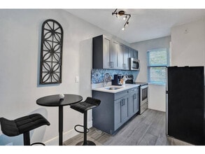 50 SE 12th St in Fort Lauderdale, FL - Building Photo - Building Photo