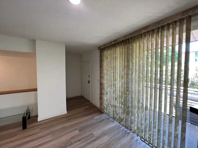 21930 Marylee St in Woodland Hills, CA - Foto de edificio - Building Photo