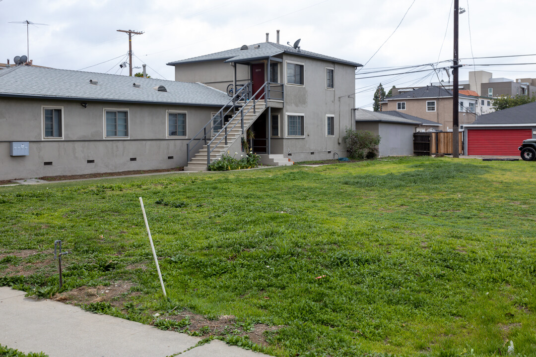 8835 Reading Ave in Los Angeles, CA - Building Photo