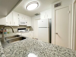 13716 Hollowgreen Dr in Houston, TX - Foto de edificio - Building Photo