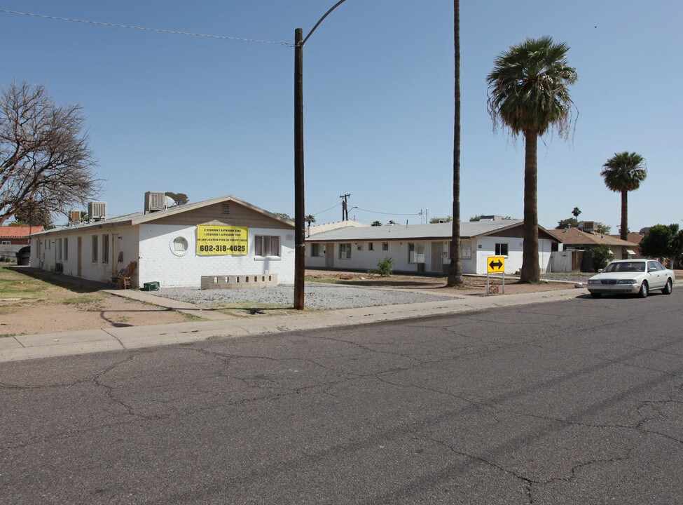 Mcdowell Manor in Phoenix, AZ - Building Photo