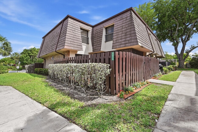 2498 NW 99th Ave in Coral Springs, FL - Building Photo - Building Photo