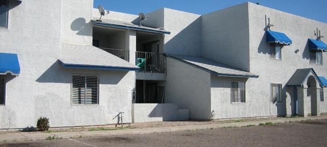 Woodridge Manor in Glendale, AZ - Foto de edificio - Building Photo