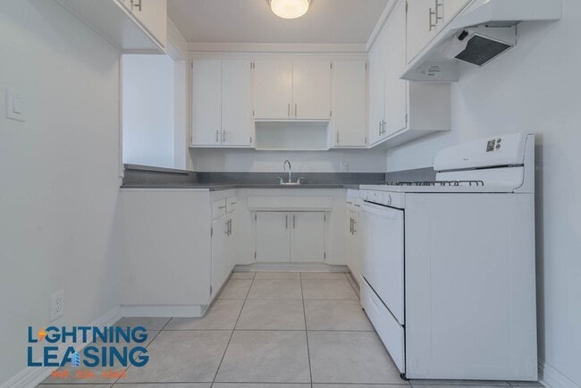 property at 1325 N Harvard Blvd