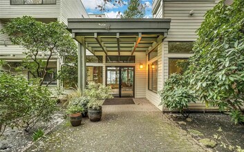 211 Summit Ave E, Unit 302 in Seattle, WA - Foto de edificio - Building Photo