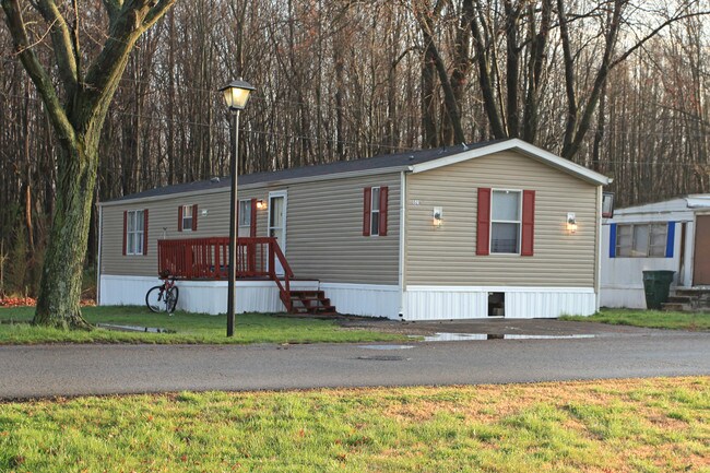 Holiday Mobile Home Park in Louisville, KY - Foto de edificio - Building Photo