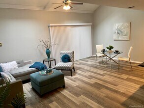 166 Horizon View Dr in Farmingville, NY - Foto de edificio - Building Photo