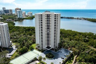 5555 Heron Point Dr in Naples, FL - Building Photo