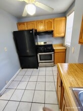463 Linden St, Unit 2 fl in Fall River, MA - Building Photo - Building Photo