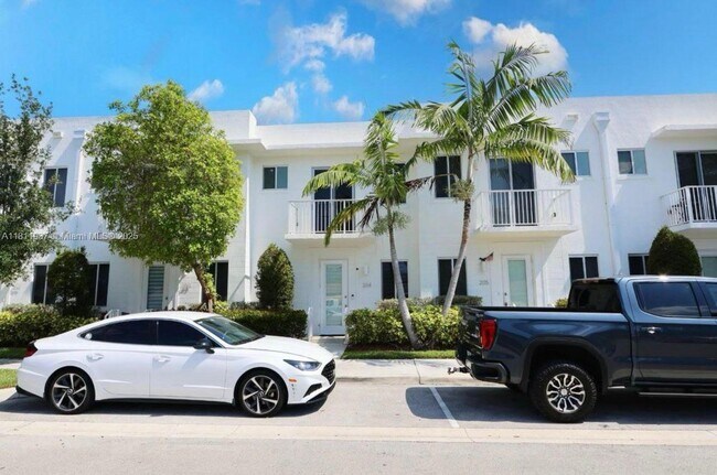 2621 NE 212th Terrace in Miami, FL - Foto de edificio - Building Photo