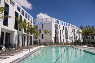 Laguna Gardens in Miami Gardens, FL - Foto de edificio - Building Photo