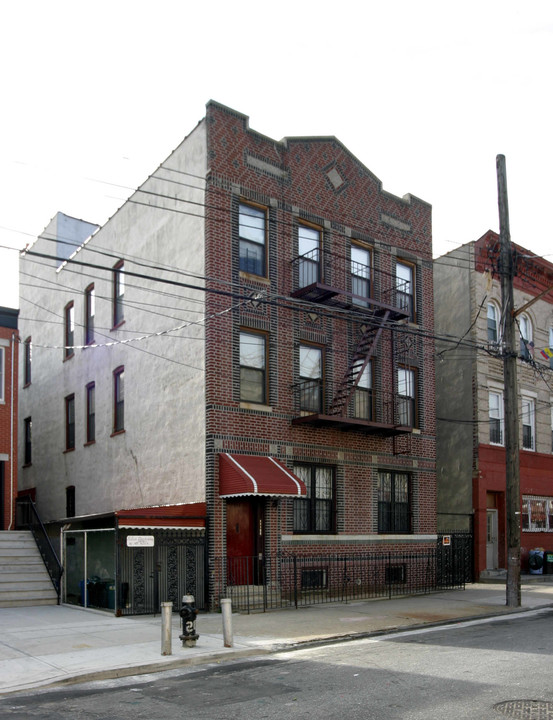 892 Glenmore Ave in Brooklyn, NY - Building Photo