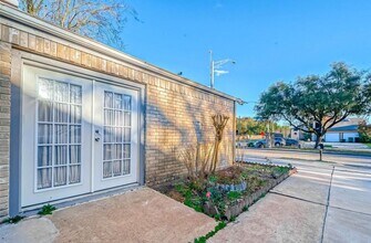 13102 Richmond Ave. in Houston, TX - Foto de edificio - Building Photo
