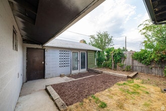 561 Beverly Ave, Unit Massive 1,562 Sq Ft Garag in Orem, UT - Building Photo - Building Photo