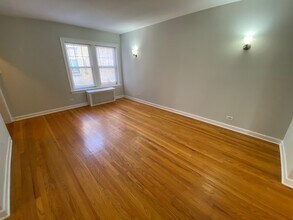 2043 W Berwyn Ave in Chicago, IL - Building Photo - Building Photo