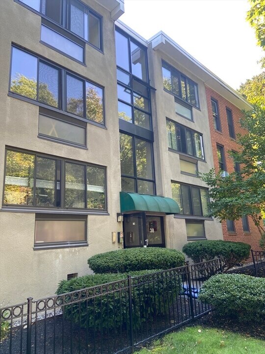 38 Juniper St, Unit 2 in Brookline, MA - Foto de edificio