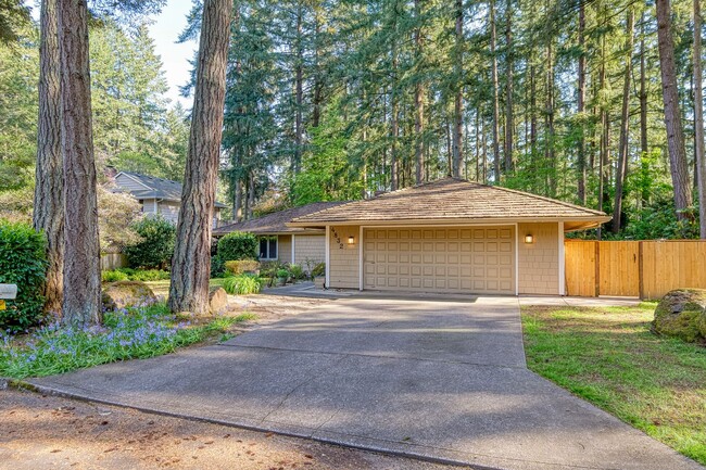 4832 SW Red Wing Way in Lake Oswego, OR - Foto de edificio - Building Photo