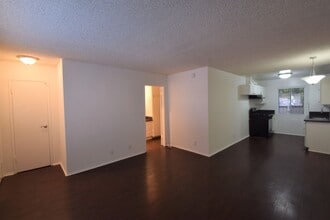 6954 Woodman Ave, Unit 05 in Los Angeles, CA - Building Photo - Building Photo