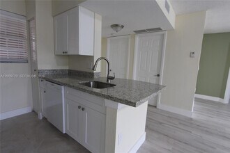 2890 N Oakland Forest Dr in Oakland Park, FL - Building Photo - Building Photo