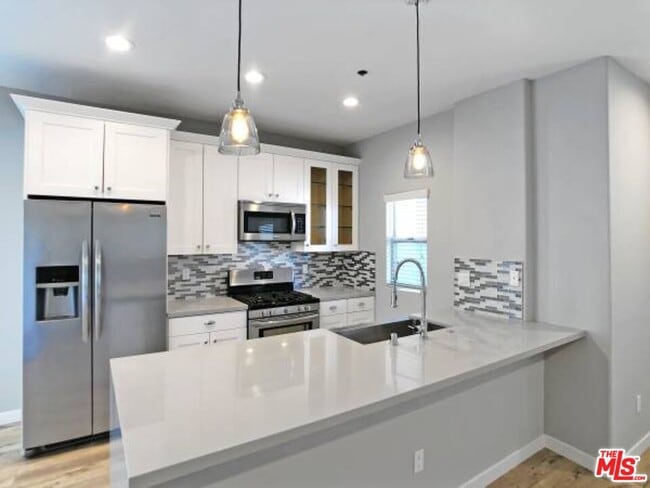 10560 Santa Monica Blvd in Los Angeles, CA - Building Photo - Building Photo