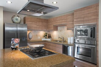 Astoria at Central Park West in Irvine, CA - Foto de edificio - Building Photo