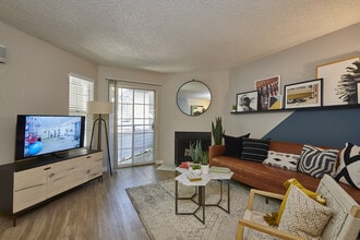 Village Creek Apartments in Westminster, CO - Foto de edificio - Building Photo