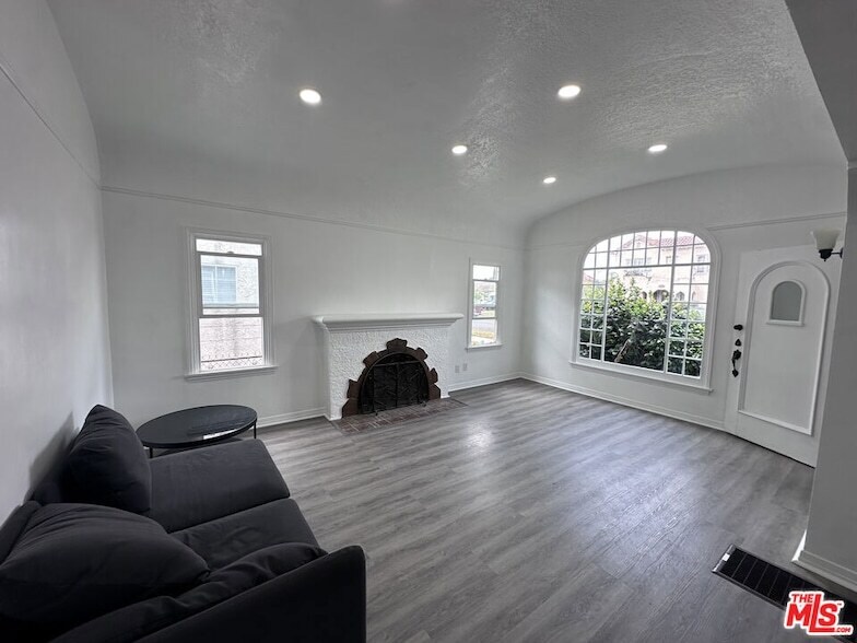 1116 W 64th St in Los Angeles, CA - Building Photo