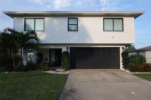 5945 Venetian Blvd NE in St. Petersburg, FL - Building Photo