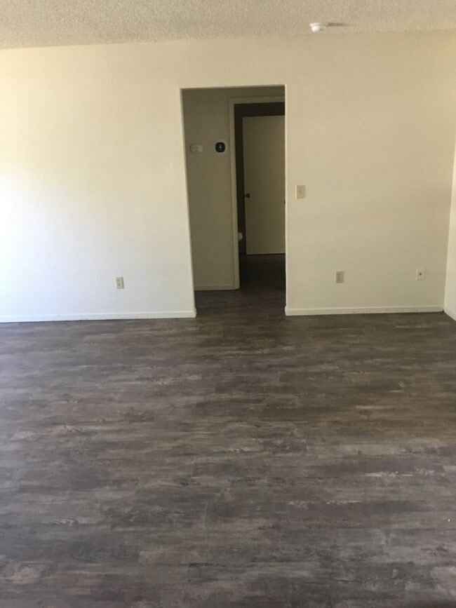 1835 Conifer Way in Redding, CA - Building Photo - Building Photo