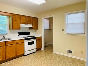 25 Martin St in Newnan, GA - Foto de edificio - Building Photo