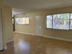 350 E Desert Inn Rd, Unit F104 in Las Vegas, NV - Building Photo - Building Photo