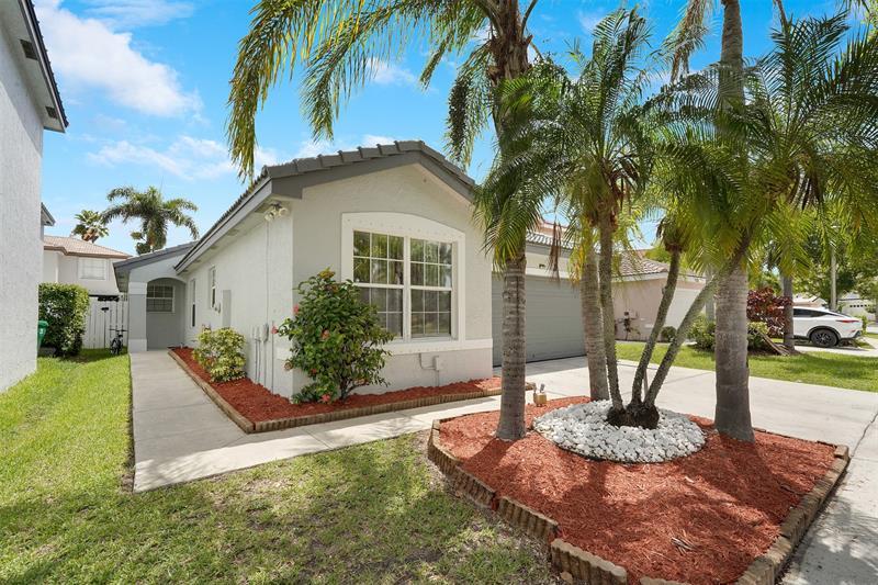 17363 SW 22nd St in Miramar, FL - Building Photo