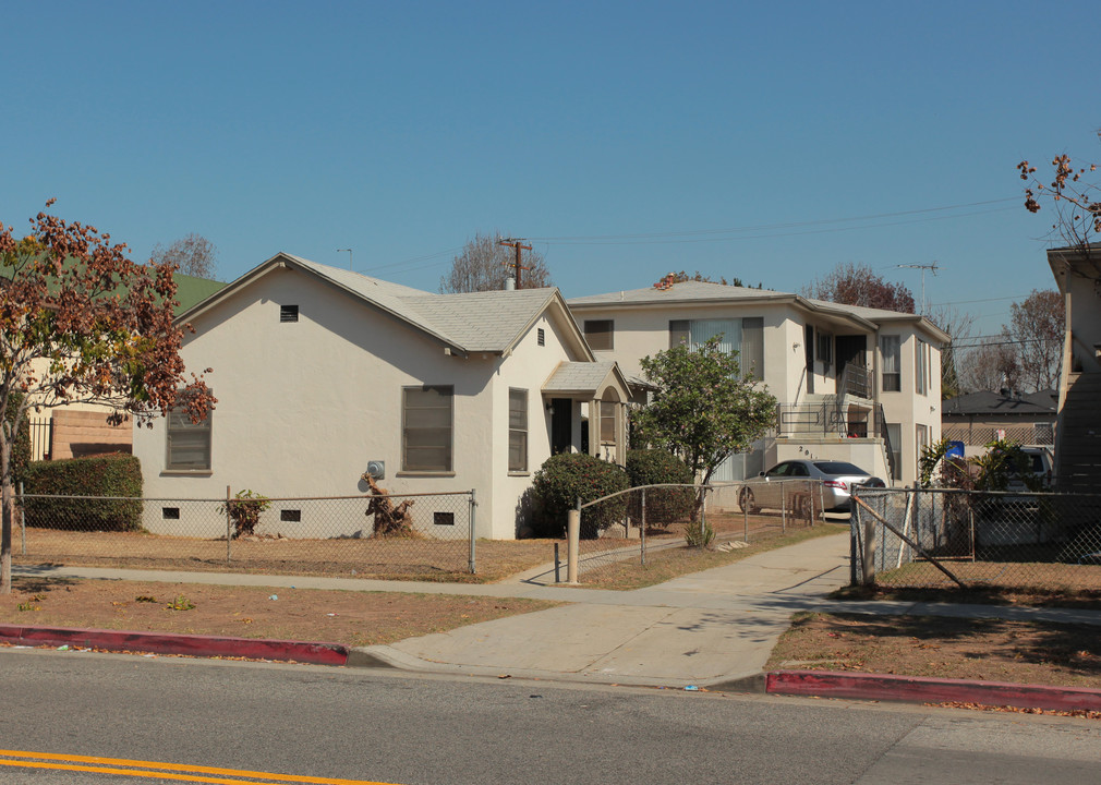 2011 17th St in Santa Monica, CA - Building Photo