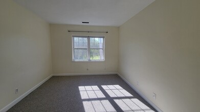 26 Lake Shore Ct, Unit 3 in Boston, MA - Foto de edificio - Building Photo