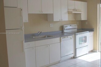 6962 NW 179th St in Hialeah, FL - Building Photo - Building Photo