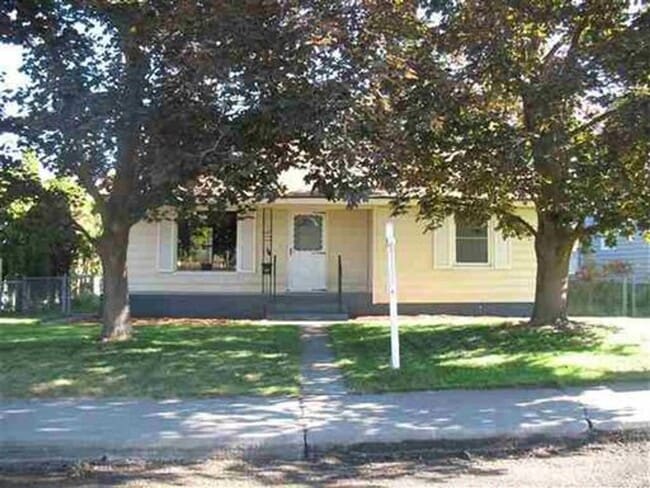 property at 2408 W Crown Ave
